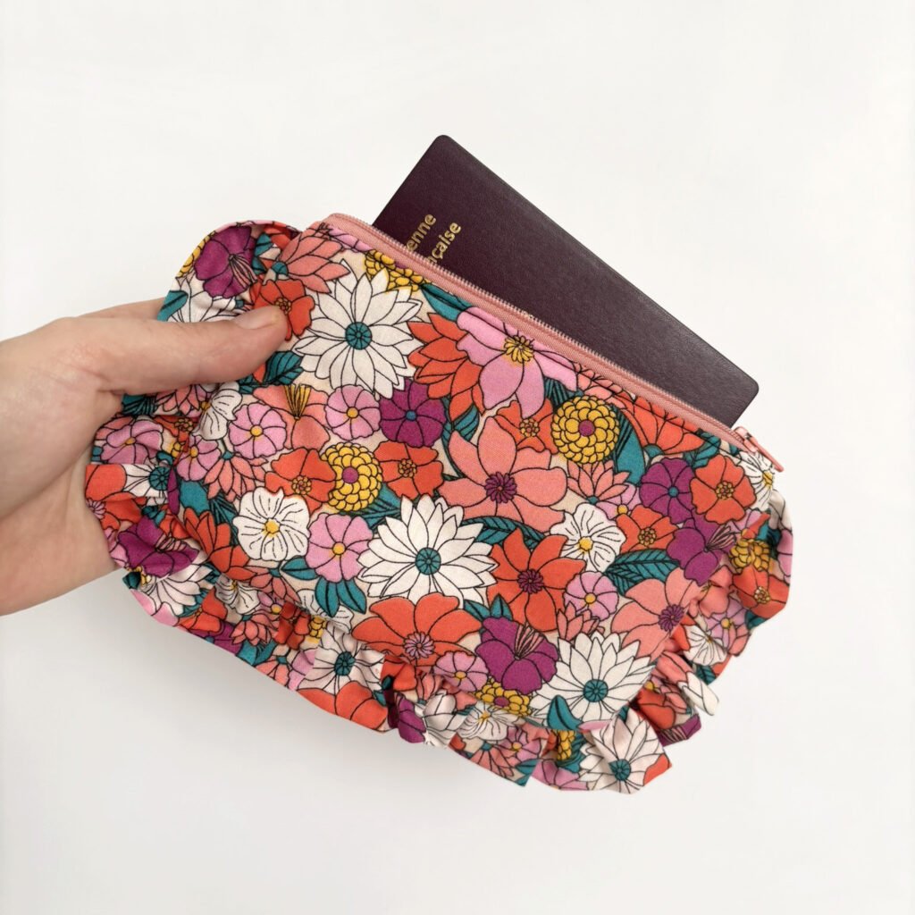 Pochette en tissu fleuri contenant un passeport